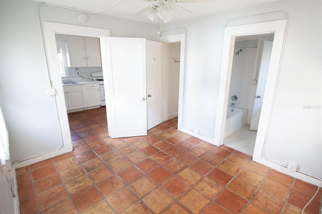 В аренду: $1,395 (2 спален, 1 ванн, 700 Квадратных фут)