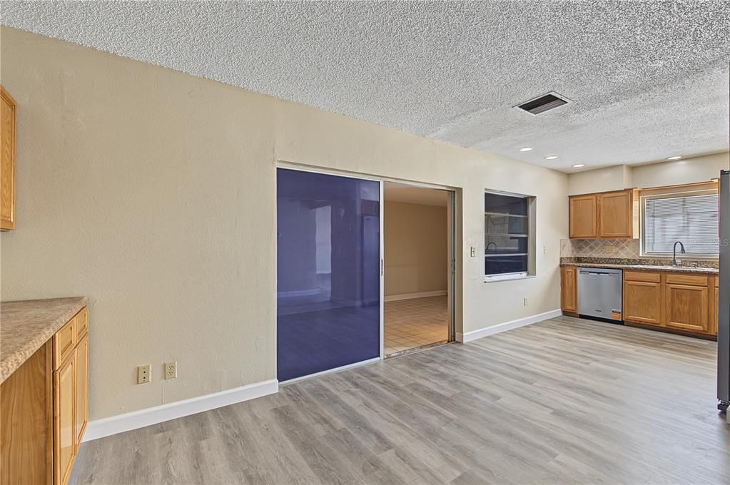 For Sale: $249,000 (3 beds, 2 baths, 1405 Square Feet)