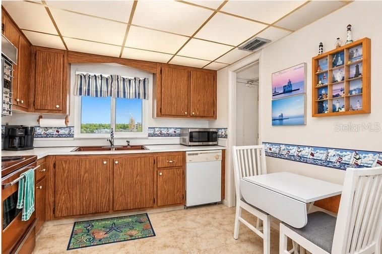 На продажу: $279,900 (2 спален, 2 ванн, 1050 Квадратных фут)