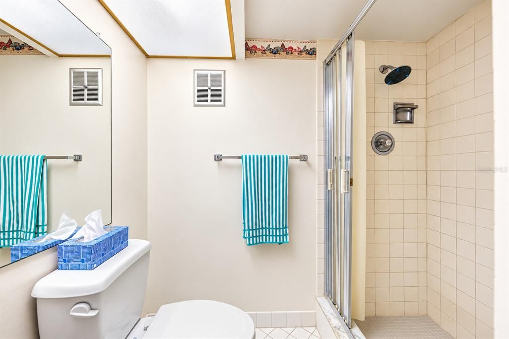 На продажу: $279,900 (2 спален, 2 ванн, 1050 Квадратных фут)