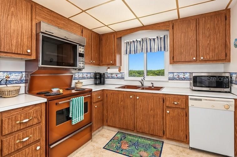 На продажу: $279,900 (2 спален, 2 ванн, 1050 Квадратных фут)