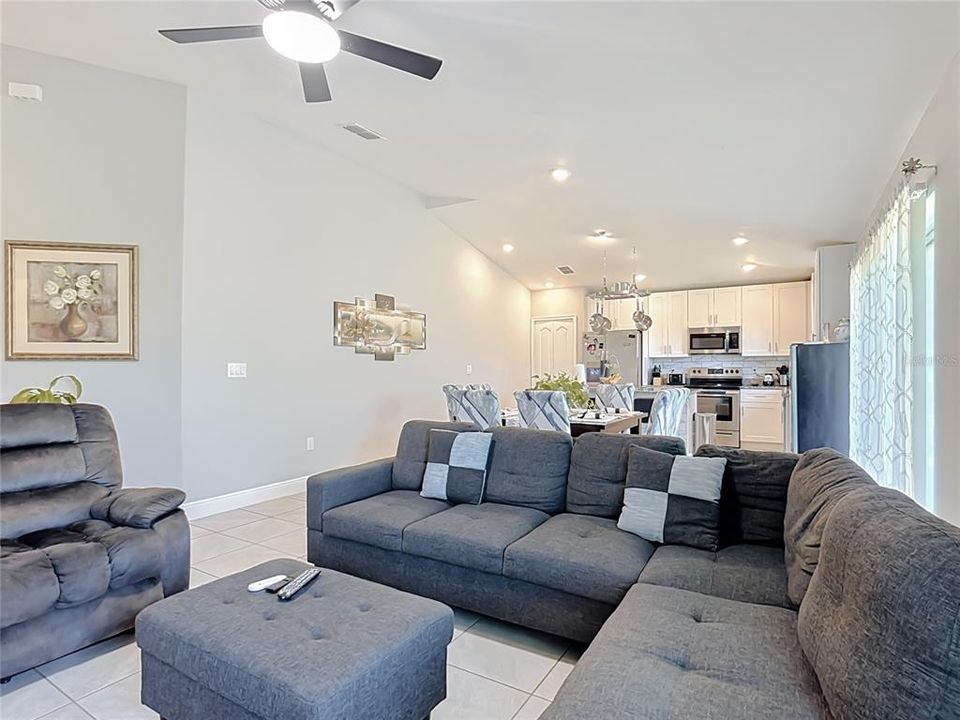 En Venta: $306,900 (4 camas, 2 baños, 1640 Pies cuadrados)