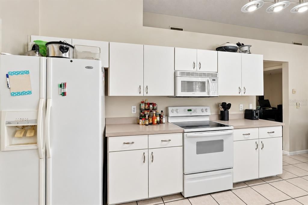 На продажу: $365,000 (3 спален, 2 ванн, 1832 Квадратных фут)