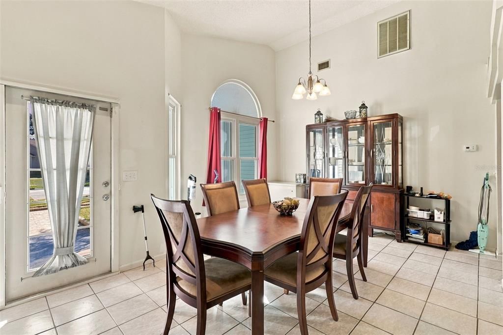 На продажу: $365,000 (3 спален, 2 ванн, 1832 Квадратных фут)