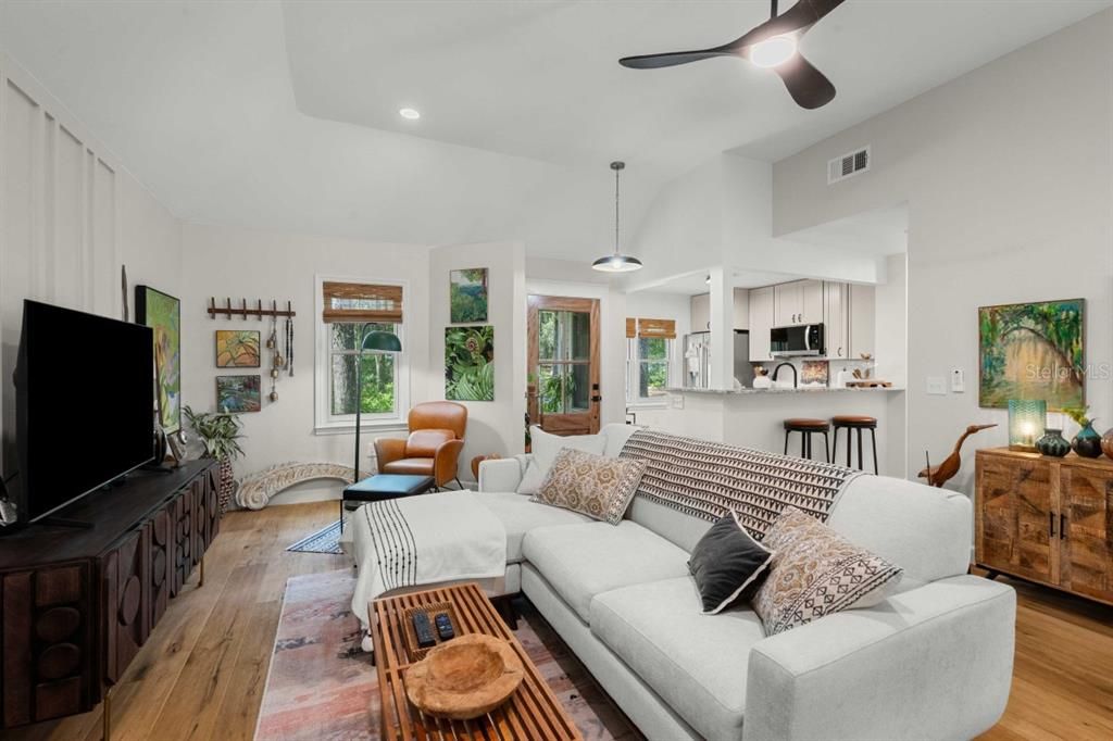 For Sale: $359,900 (3 beds, 2 baths, 1279 Square Feet)