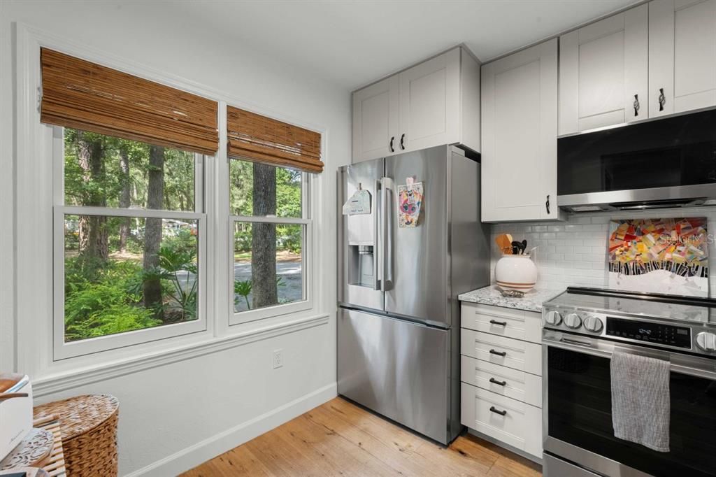 For Sale: $359,900 (3 beds, 2 baths, 1279 Square Feet)
