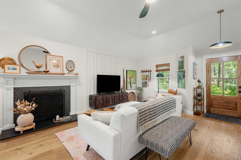 For Sale: $359,900 (3 beds, 2 baths, 1279 Square Feet)