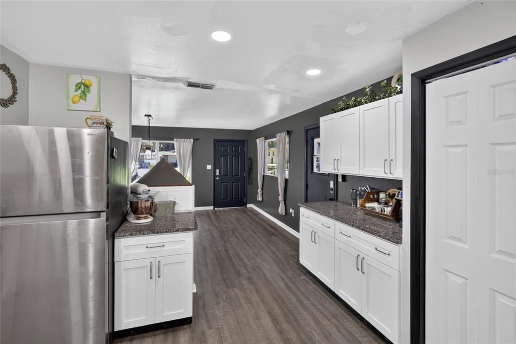 For Sale: $269,900 (3 beds, 2 baths, 1304 Square Feet)
