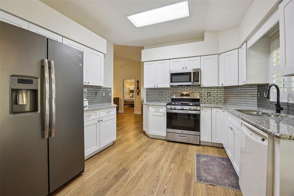 На продажу: $284,999 (2 спален, 2 ванн, 1409 Квадратных фут)