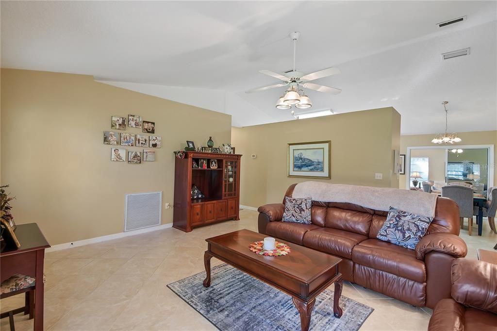 En Venta: $386,000 (3 camas, 2 baños, 1834 Pies cuadrados)