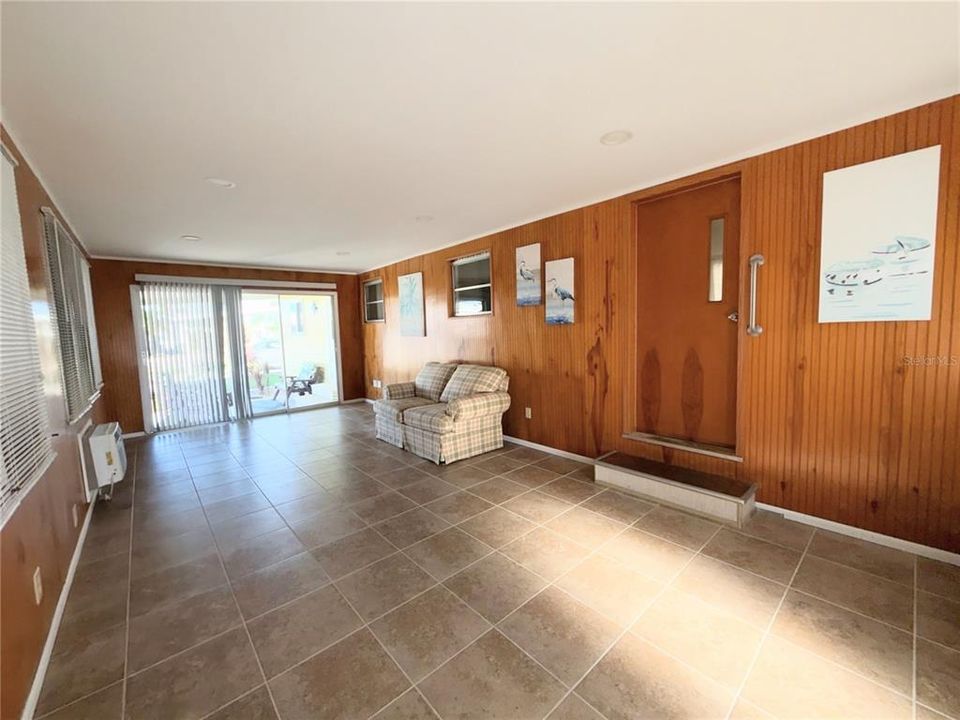На продажу: $199,000 (2 спален, 1 ванн, 672 Квадратных фут)