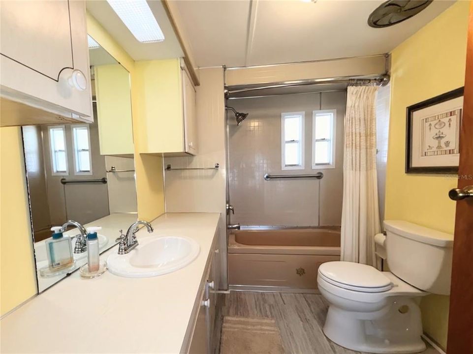 На продажу: $199,000 (2 спален, 1 ванн, 672 Квадратных фут)