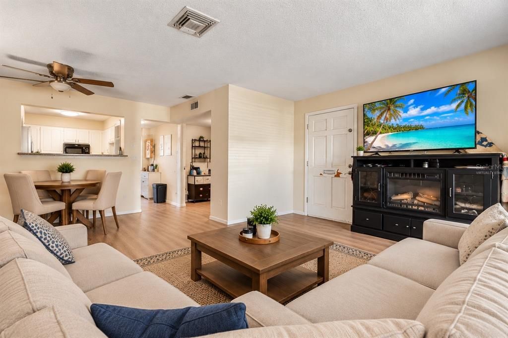 For Sale: $200,000 (3 beds, 2 baths, 1256 Square Feet)