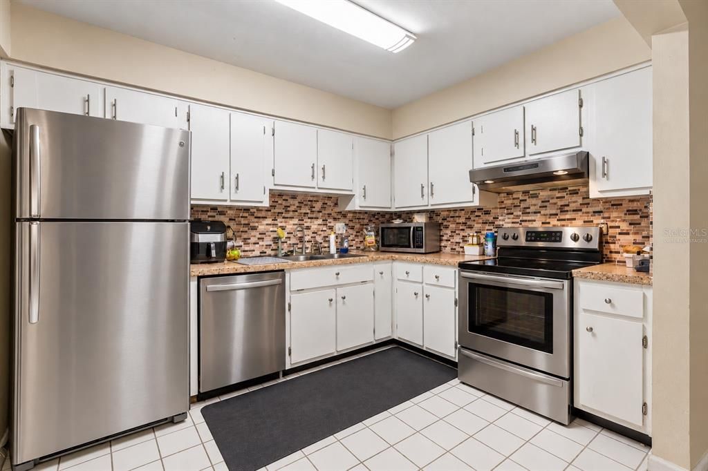 For Sale: $200,000 (3 beds, 2 baths, 1256 Square Feet)