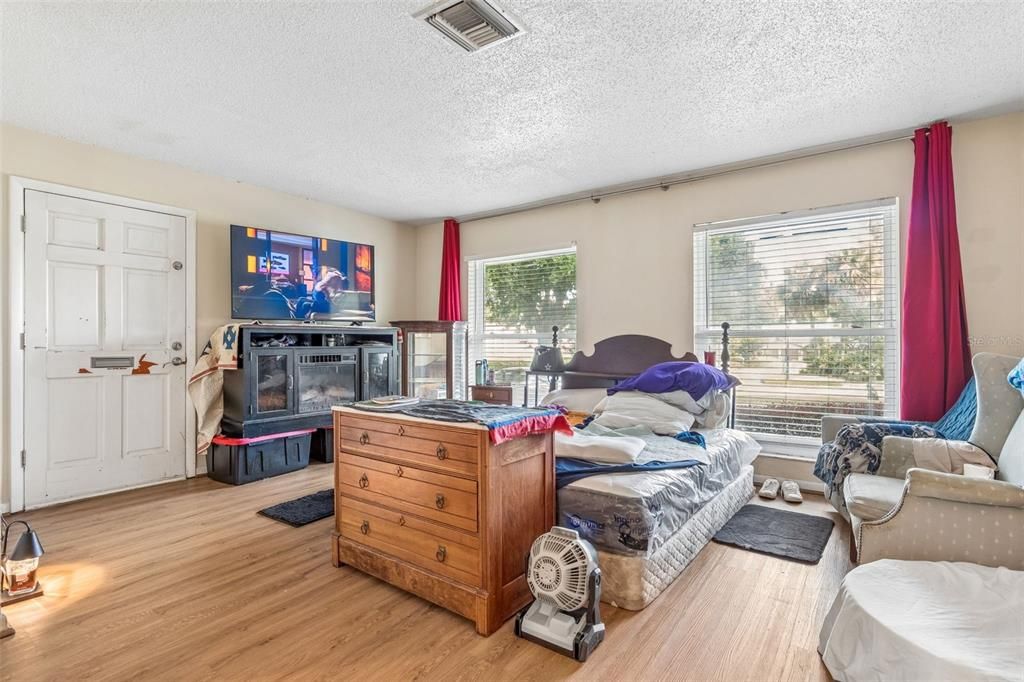 For Sale: $200,000 (3 beds, 2 baths, 1256 Square Feet)