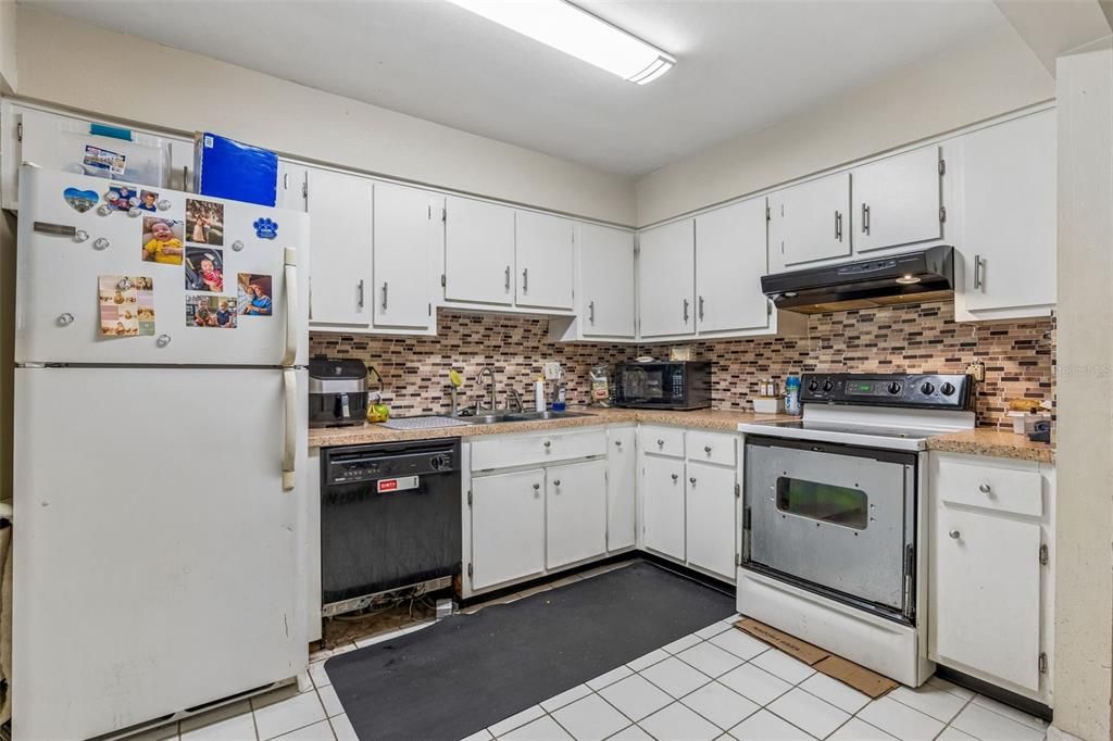 For Sale: $200,000 (3 beds, 2 baths, 1256 Square Feet)