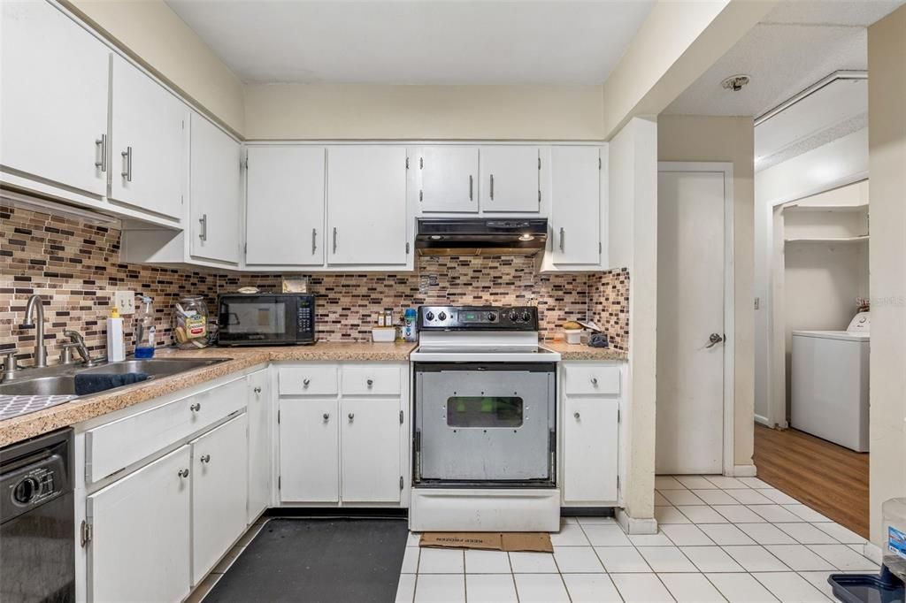 For Sale: $200,000 (3 beds, 2 baths, 1256 Square Feet)