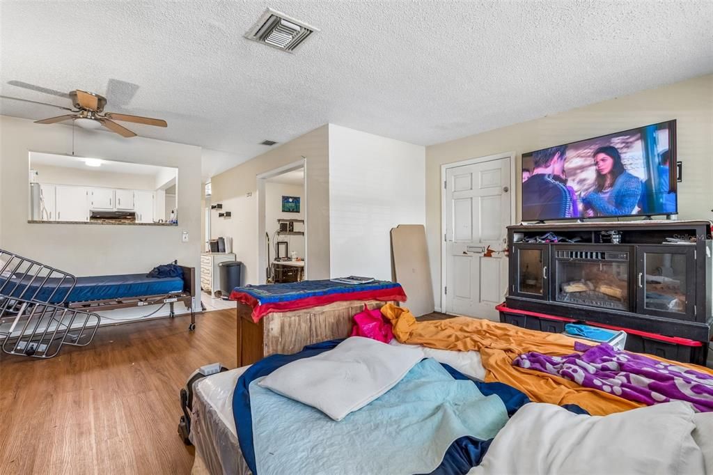 For Sale: $200,000 (3 beds, 2 baths, 1256 Square Feet)