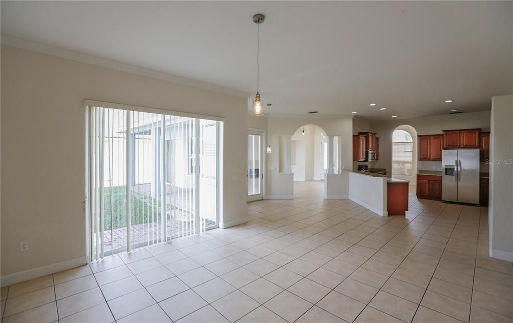 Activo con contrato: $365,000 (4 camas, 3 baños, 2432 Pies cuadrados)