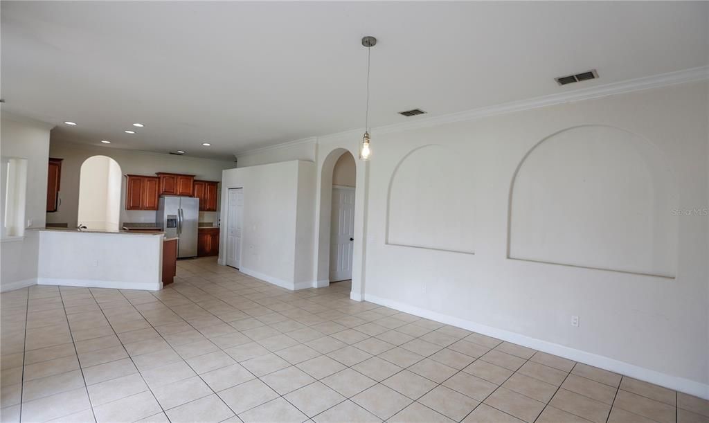 Activo con contrato: $365,000 (4 camas, 3 baños, 2432 Pies cuadrados)