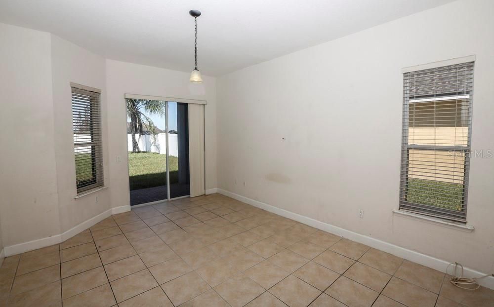 Activo con contrato: $365,000 (4 camas, 3 baños, 2432 Pies cuadrados)