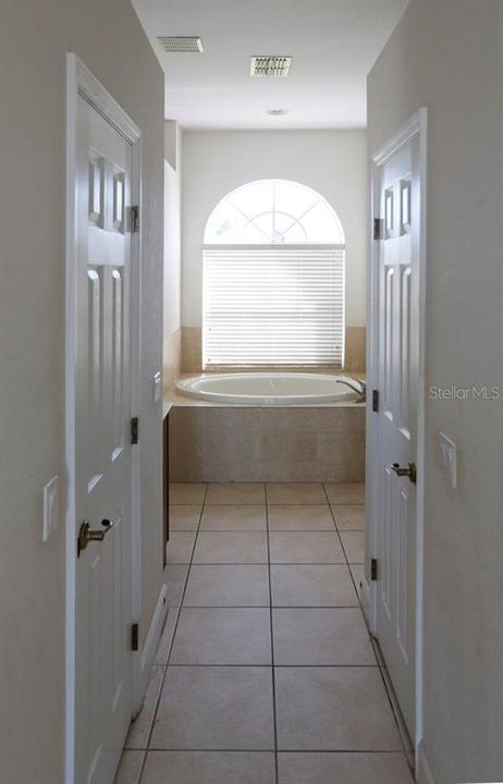 Activo con contrato: $365,000 (4 camas, 3 baños, 2432 Pies cuadrados)