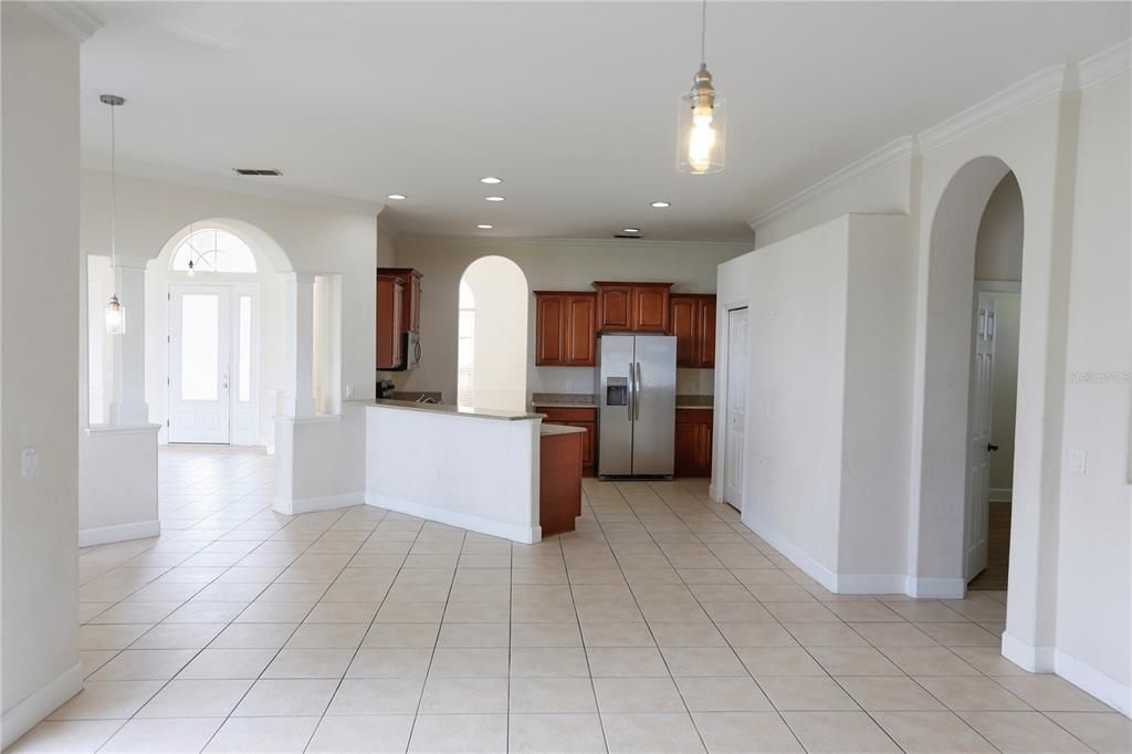 Activo con contrato: $365,000 (4 camas, 3 baños, 2432 Pies cuadrados)