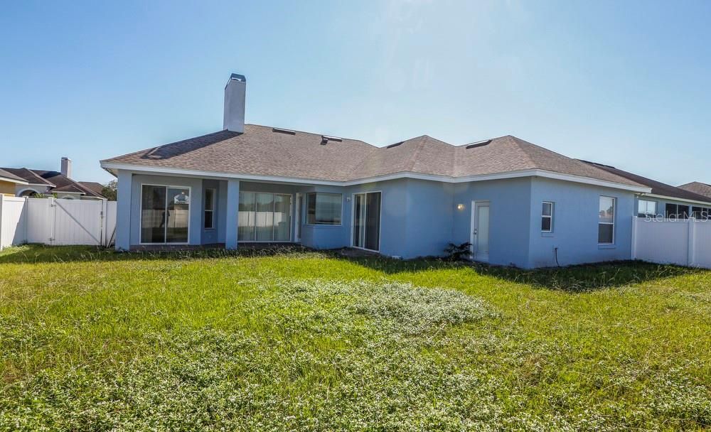 Activo con contrato: $365,000 (4 camas, 3 baños, 2432 Pies cuadrados)