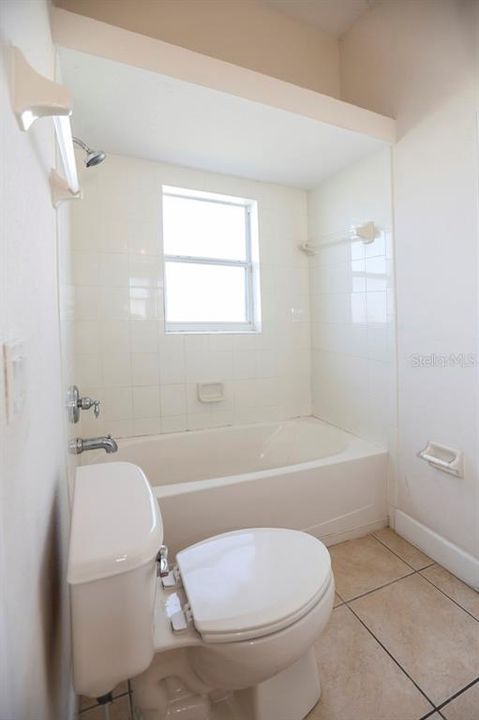 Activo con contrato: $365,000 (4 camas, 3 baños, 2432 Pies cuadrados)