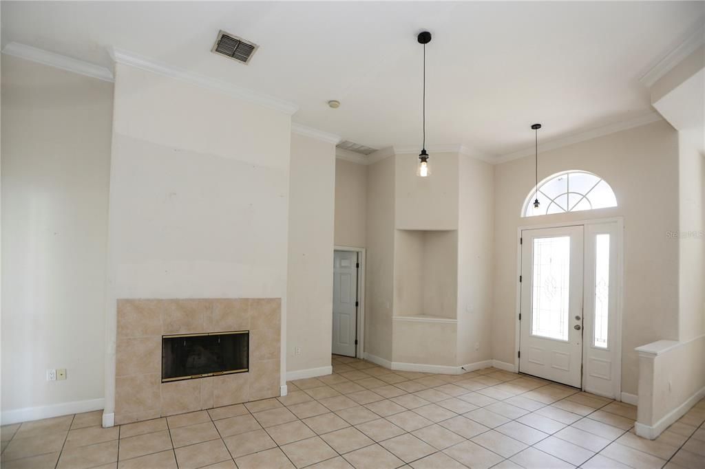 Activo con contrato: $365,000 (4 camas, 3 baños, 2432 Pies cuadrados)