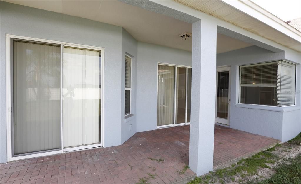 Activo con contrato: $365,000 (4 camas, 3 baños, 2432 Pies cuadrados)