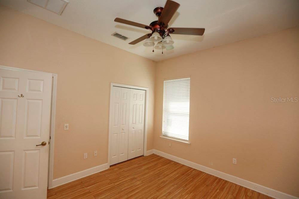 Activo con contrato: $365,000 (4 camas, 3 baños, 2432 Pies cuadrados)