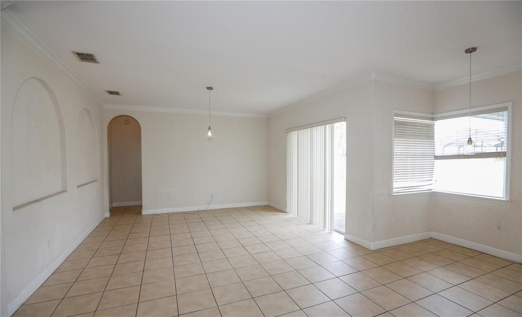 Activo con contrato: $365,000 (4 camas, 3 baños, 2432 Pies cuadrados)