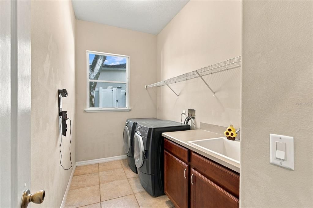 En Venta: $619,900 (4 camas, 3 baños, 2441 Pies cuadrados)
