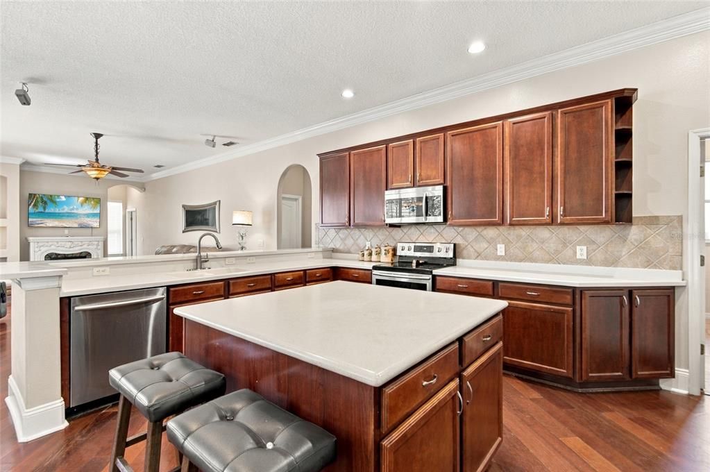 En Venta: $619,900 (4 camas, 3 baños, 2441 Pies cuadrados)