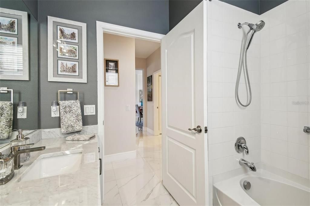 En Venta: $455,000 (4 camas, 3 baños, 2214 Pies cuadrados)