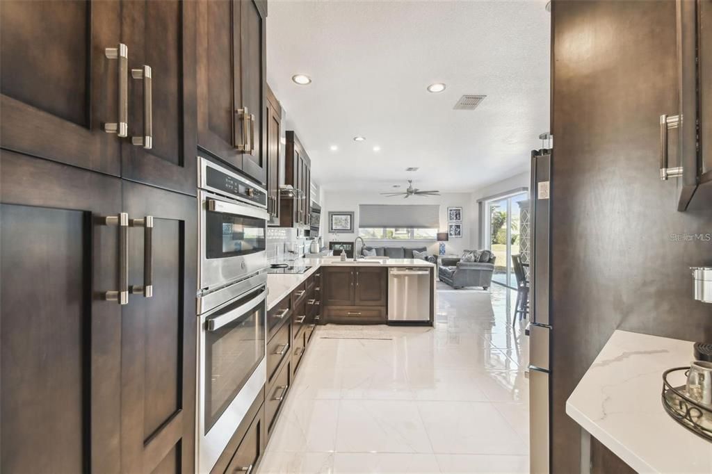 En Venta: $455,000 (4 camas, 3 baños, 2214 Pies cuadrados)