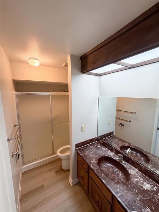 En Venta: $395,000 (4 camas, 2 baños, 1985 Pies cuadrados)