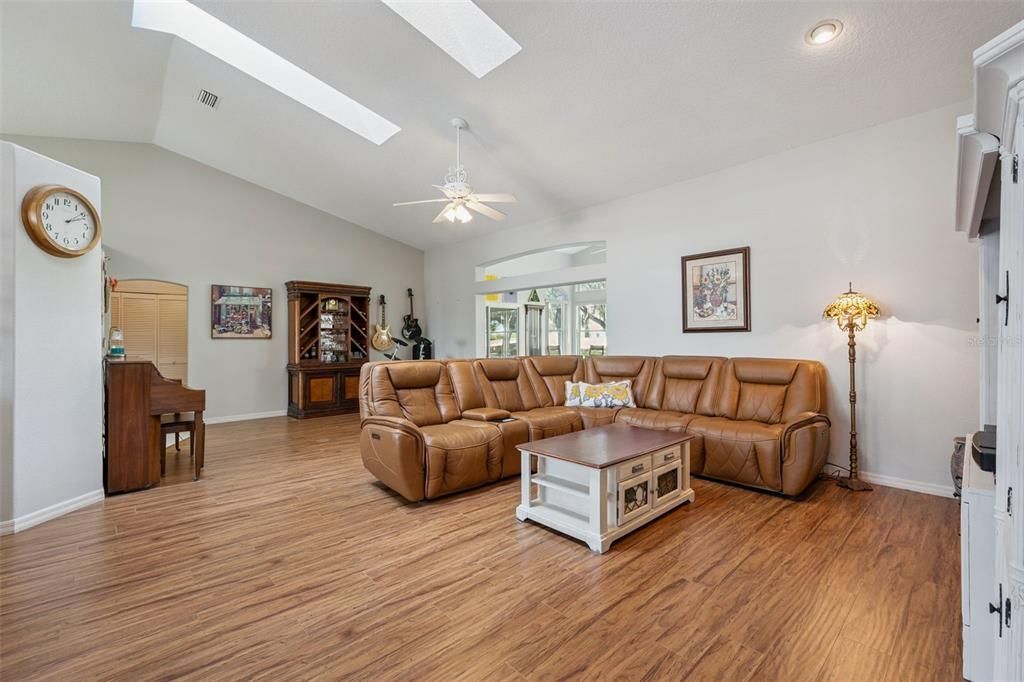 На продажу: $389,999 (3 спален, 3 ванн, 2512 Квадратных фут)