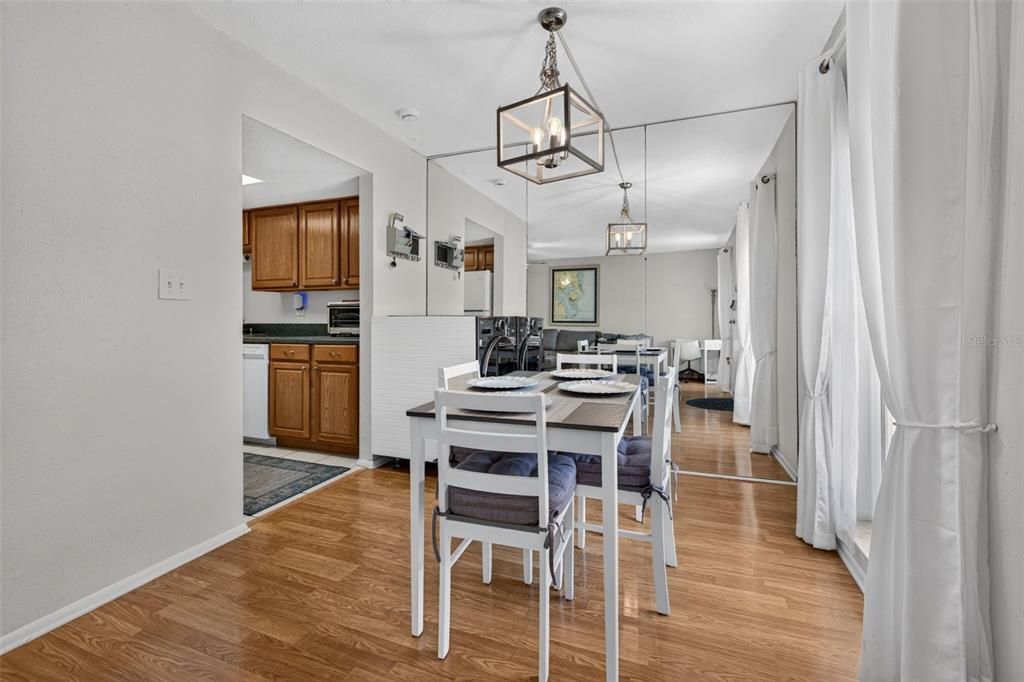 На продажу: $214,999 (1 спален, 1 ванн, 645 Квадратных фут)