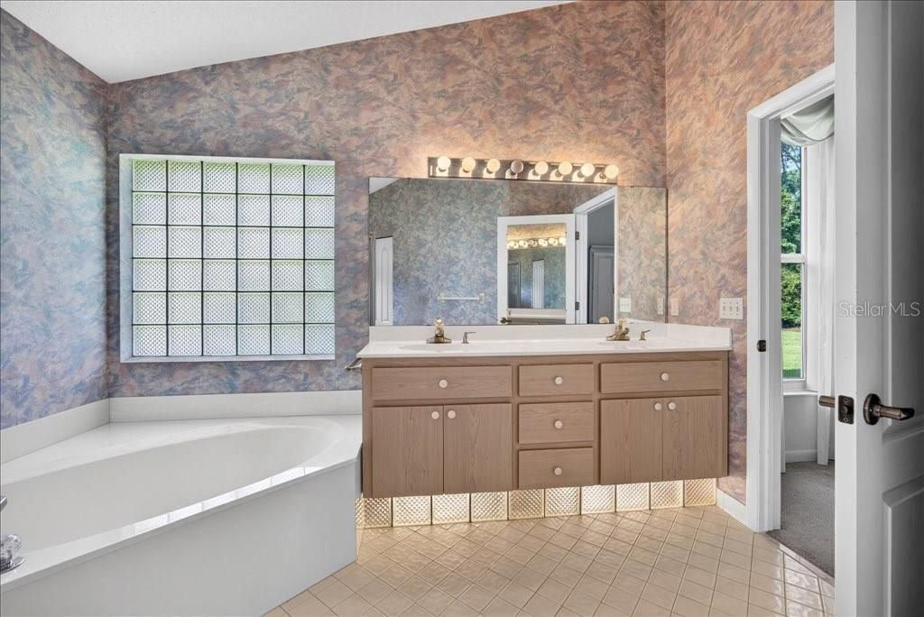For Sale: $384,900 (3 beds, 2 baths, 2200 Square Feet)