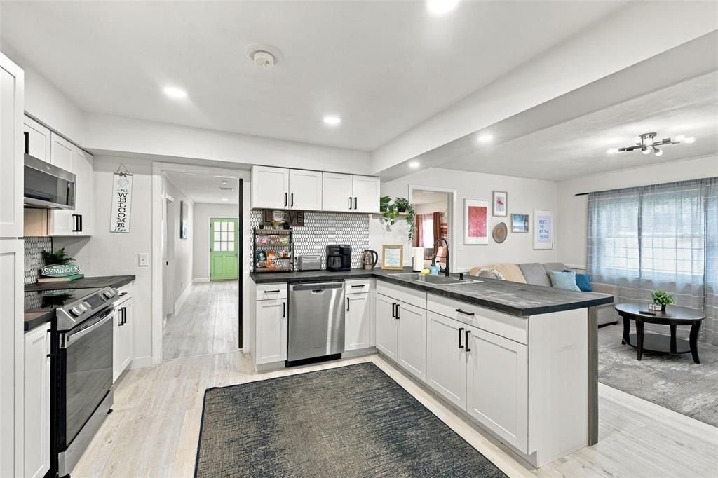 En Venta: $699,900 (4 camas, 2 baños, 2282 Pies cuadrados)