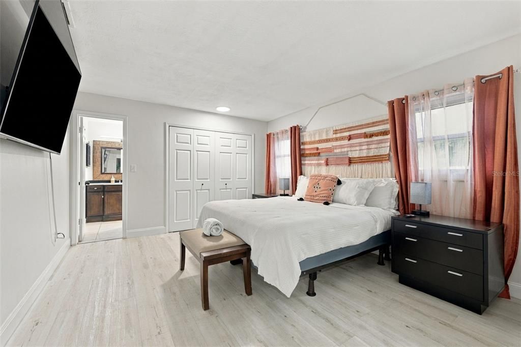 En Venta: $699,900 (4 camas, 2 baños, 2282 Pies cuadrados)