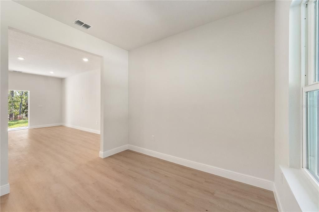 En Venta: $325,000 (4 camas, 3 baños, 1949 Pies cuadrados)