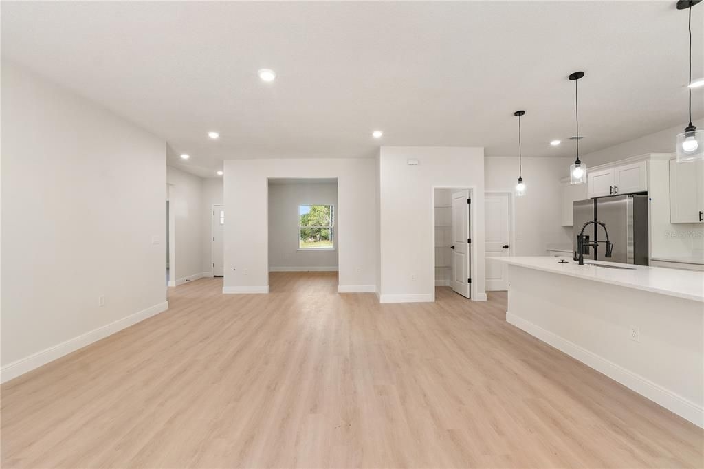 En Venta: $325,000 (4 camas, 3 baños, 1949 Pies cuadrados)