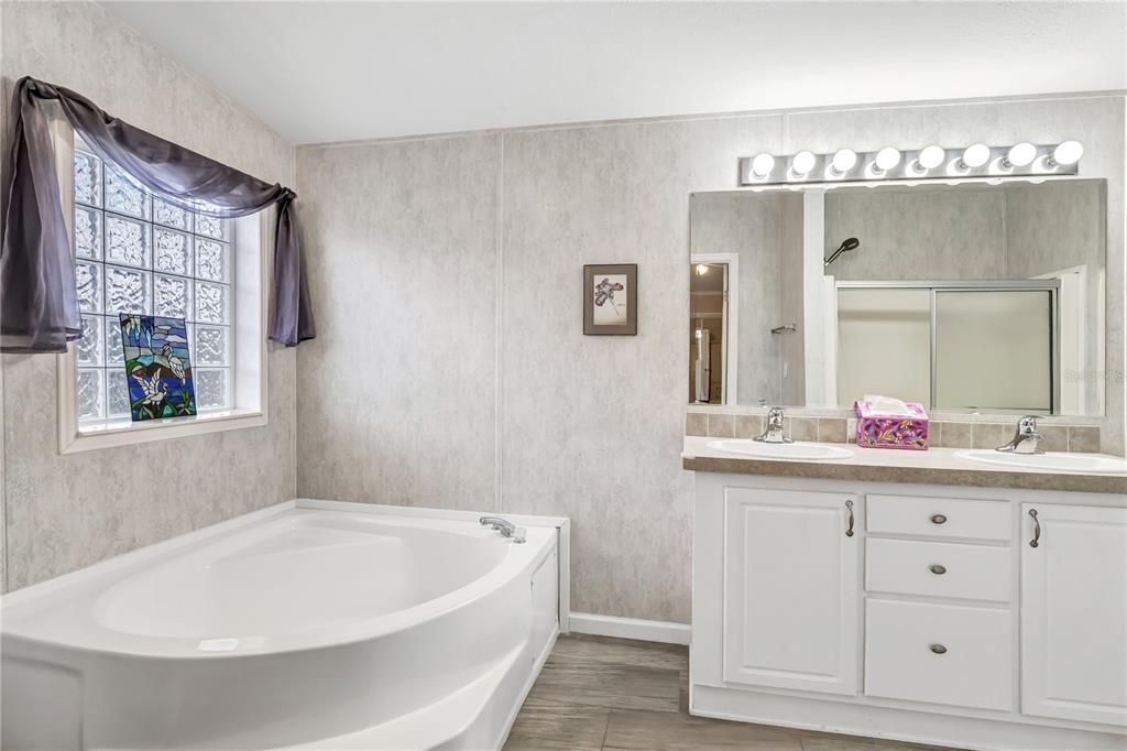 For Sale: $212,900 (2 beds, 2 baths, 1829 Square Feet)