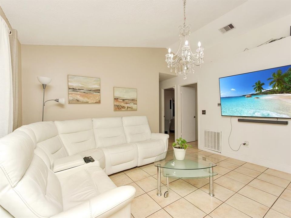 For Sale: $345,000 (3 beds, 2 baths, 1140 Square Feet)