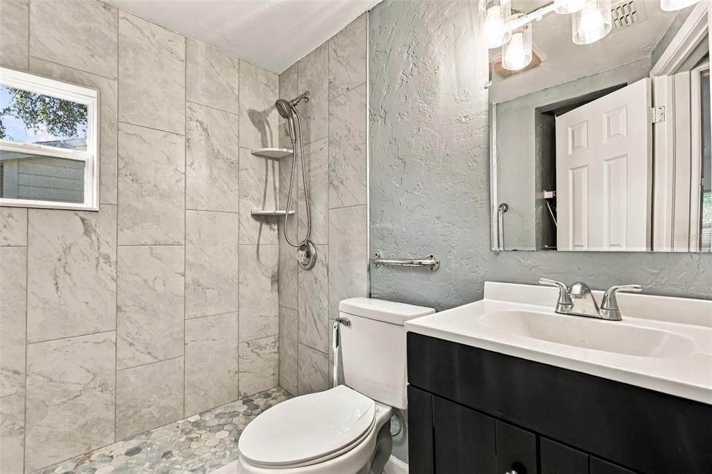 For Sale: $299,000 (2 beds, 1 baths, 841 Square Feet)