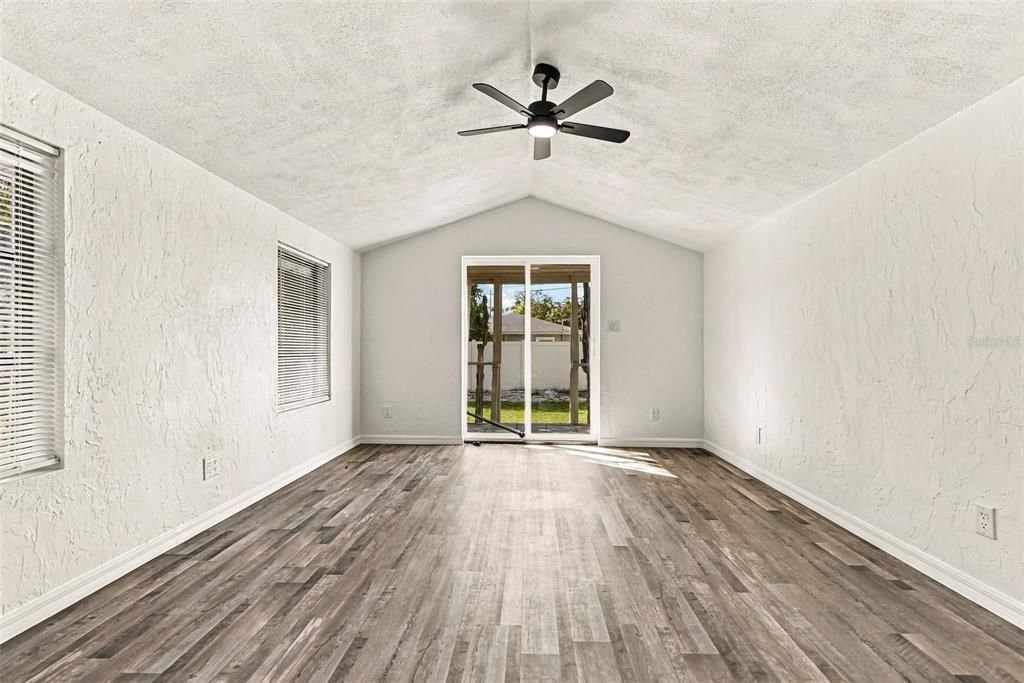 For Sale: $299,000 (2 beds, 1 baths, 841 Square Feet)