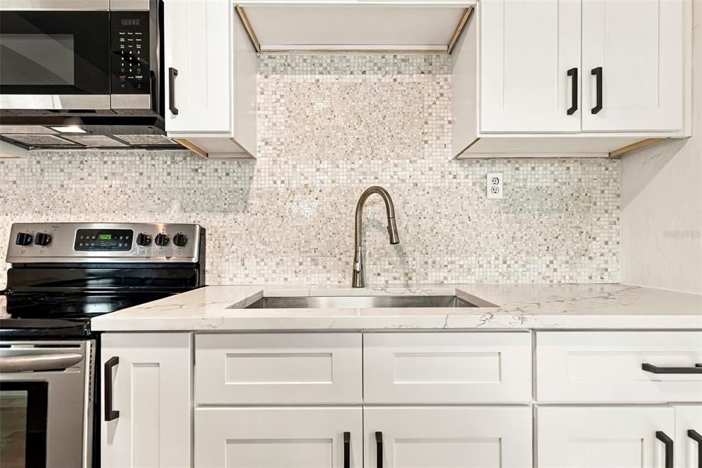 For Sale: $299,000 (2 beds, 1 baths, 841 Square Feet)
